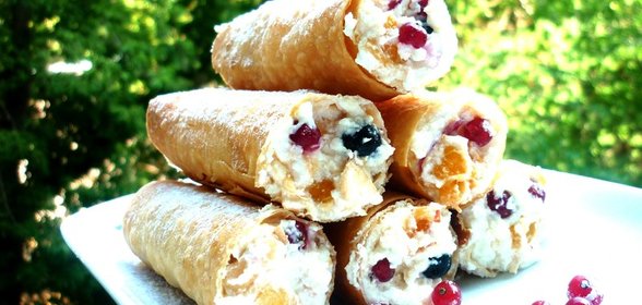 Поленица из хрустящего лаваша с творожно-ягодной начинкой