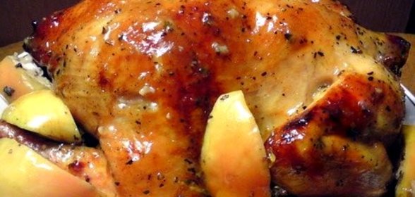 Курица, фаршированная яблоками, в духовке