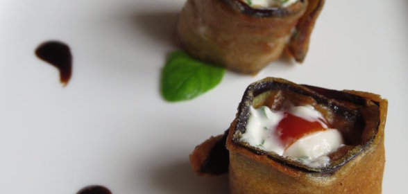 Баклажановые роллы с ремуладом, помидорами и моцареллой