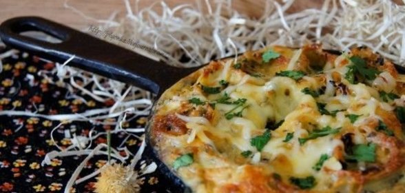 Сырная закуска с колбасой и огурцами