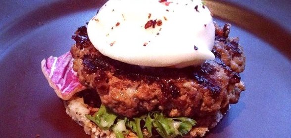 Фит бургер с яйцом пашот