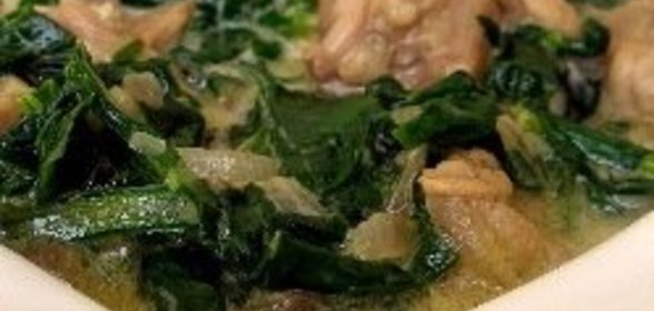 Сливочно-шпинатный соус с курицей и специями