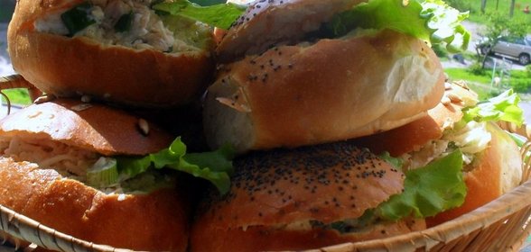 Бутербродные булочки с куриным салатом