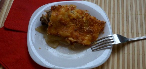 Запеканка с куриными бедрышками и копченым сыром
