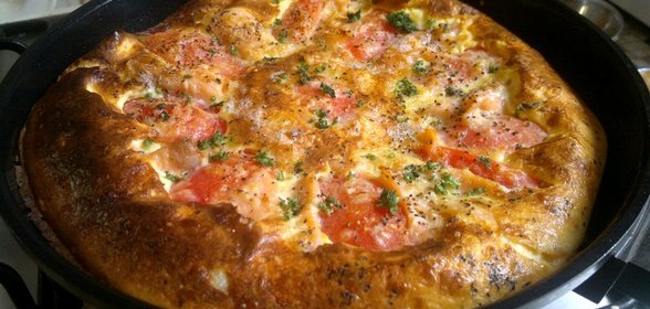 Омлет со слабосоленой семгой и помидорами