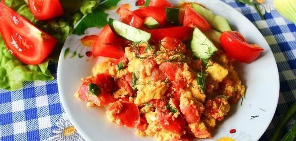 Жареные яйца с помидорами