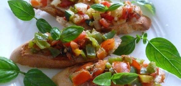 Брускетта с цуккини и болгарским перцем