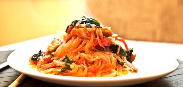 Стеклянная лапша с индейкой и шпинатом