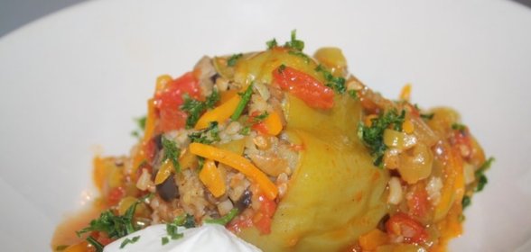Перец, фаршированный овощами, грибами и булгуром