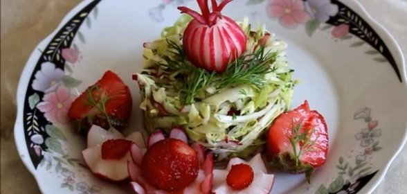 Курица с вермишелью и свежими огурцами