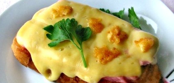 Гренки с колбасой и сыром