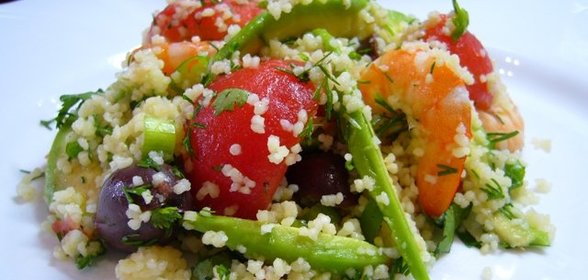 Салат из креветок с авокадо и кускусом