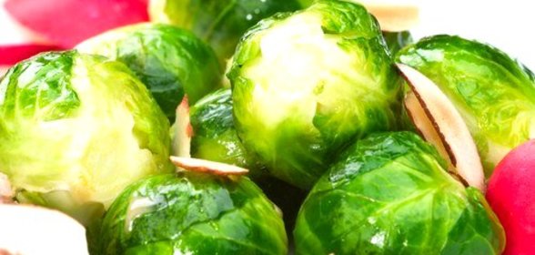 Брюссельская капуста с лимонным соком и миндалем