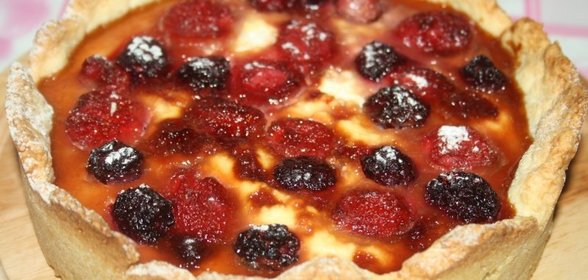 Пирог с творогом и ягодами