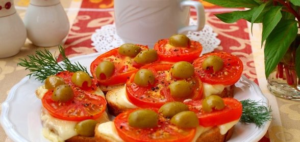 Горячие бутерброды с помидорами и моцареллой