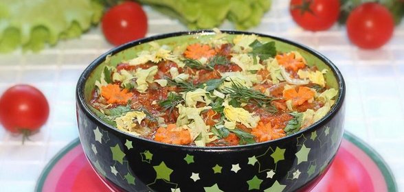 Овощное рагу из кабачков с капустой, морковью и томатным соусом