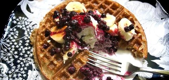Бельгийские вафли с черничным соусом