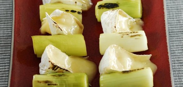 Карамелизованный лук с сыром бри