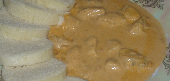 Быстрая курица на красном перце с кнедликом