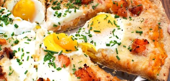 Пицца с яйцом и сыром