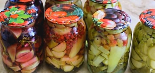 Салат из соленых огурцов и лечо