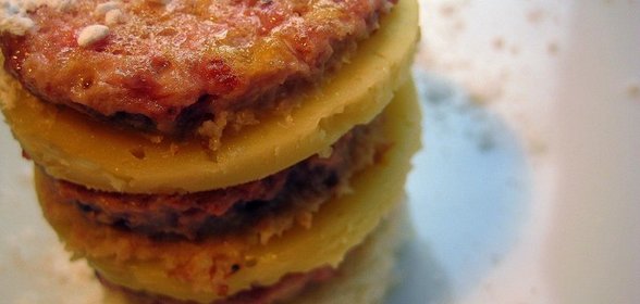 Башенки из клубничного омлета с сыром