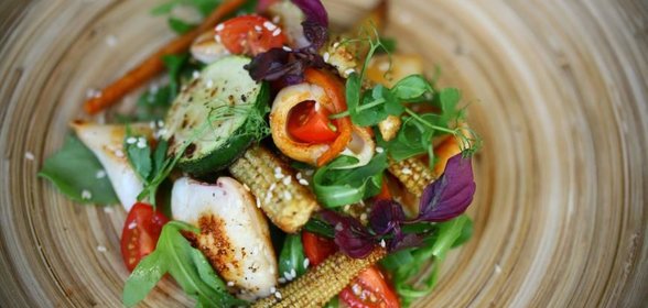 Теплый салат из овощей с кальмарами в паназиатском стиле