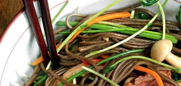 Гречневая лапша с овощами, уткой и древесными грибами