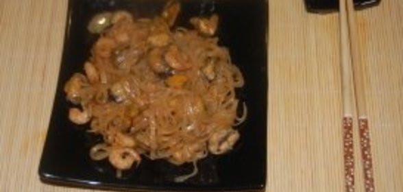 Рисовая лапша с мидиями и креветками