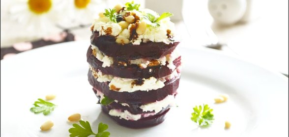 Маринованная свекла со сливочным сыром и кедровыми орешками