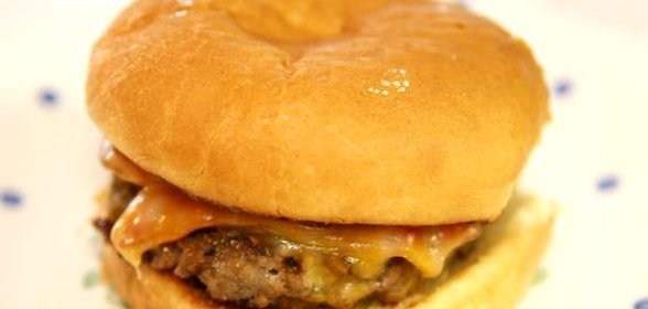 Чизбургеры с говядиной, беконом и сыром