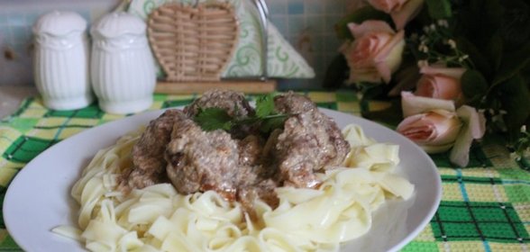 Лапша с мясными фрикадельками в молочном соусе