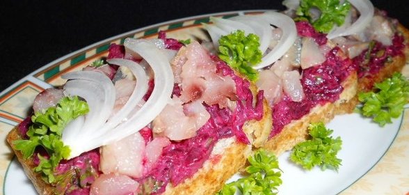 Бутерброды со свеклой и селедкой