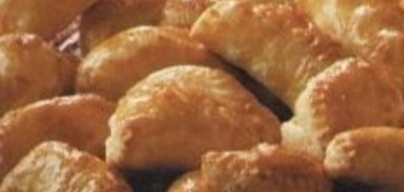 Пирожки из слоеного теста с куриным мясом