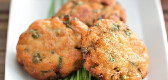 Рыбные котлетки с огуречной приправой