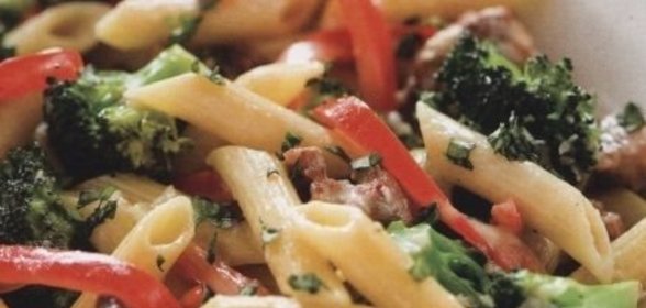 Макароны с брокколи, фаршем и перцем