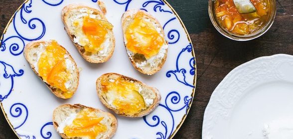 Брускетта с козьим сыром и апельсиновым джемом