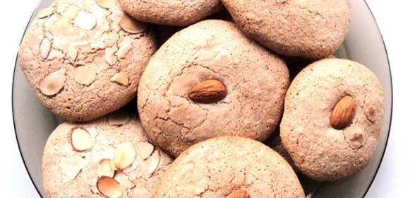 Тягучее миндальное печенье с абрикосовыми косточками