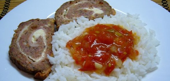 Рис Индика с мясным рулетом и томатным соусом