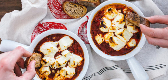 Запеченный козий сыр с томатами