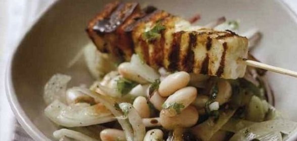 Жареный сыр с фасолевым салатом