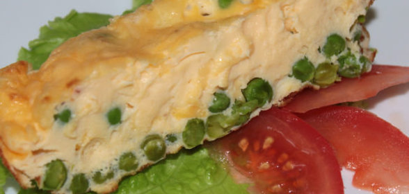 Большой бутерброд с печеночным паштетом и помидорами