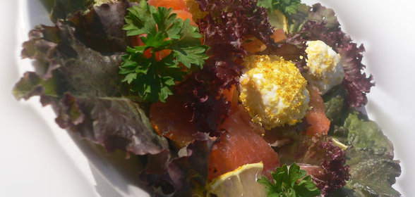 Салат с семгой, творогом и лимоном