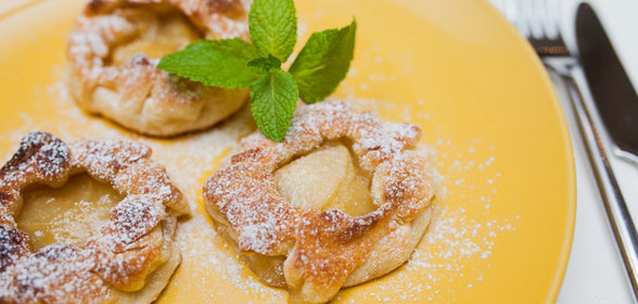 Открытые слоеные пирожки с грушами за 30 минут