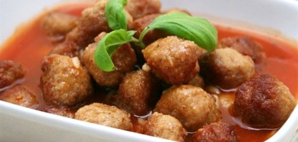 Фрикадельки в луково-морковном соусе по‑мадридски