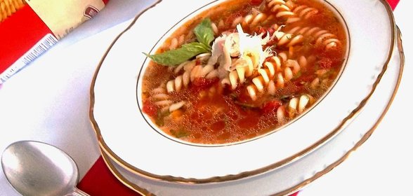 Томатный суп с пастой Fusilli,базиликом,пармезаном и трюфельным маслом