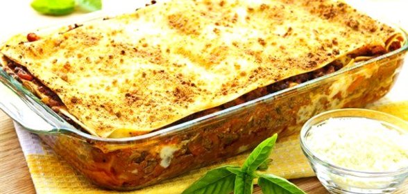 Лазанья с колбасным фаршем и ветчиной