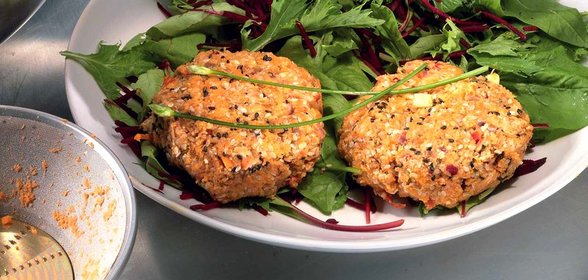 Бургеры из моркови, подсолнечных семян и кунжута с зеленым салатом и свеклой