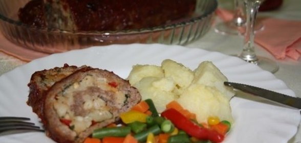 Мясной рулет с фасолью