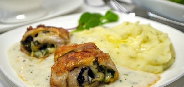 Рулетики из филе индюшки, начиненные сыром и салатными листьями с соусом бешамель